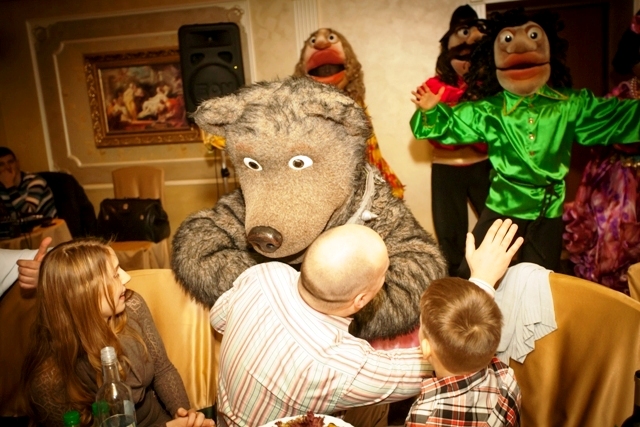 Цыгане с дрессированным медведем на праздник